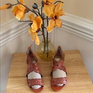 Everybody by BZ Moda Brown Leather Laser Cut Out Sandals Sz 39 (US 8.5)